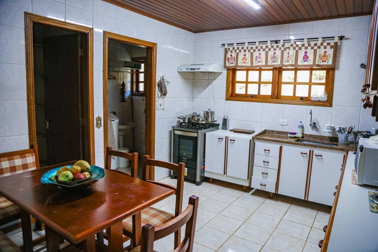Chale Belga Em Condominio - 1,2 Km Do Centro Turistico Capivari Кампус-ду-Жордау Экстерьер фото